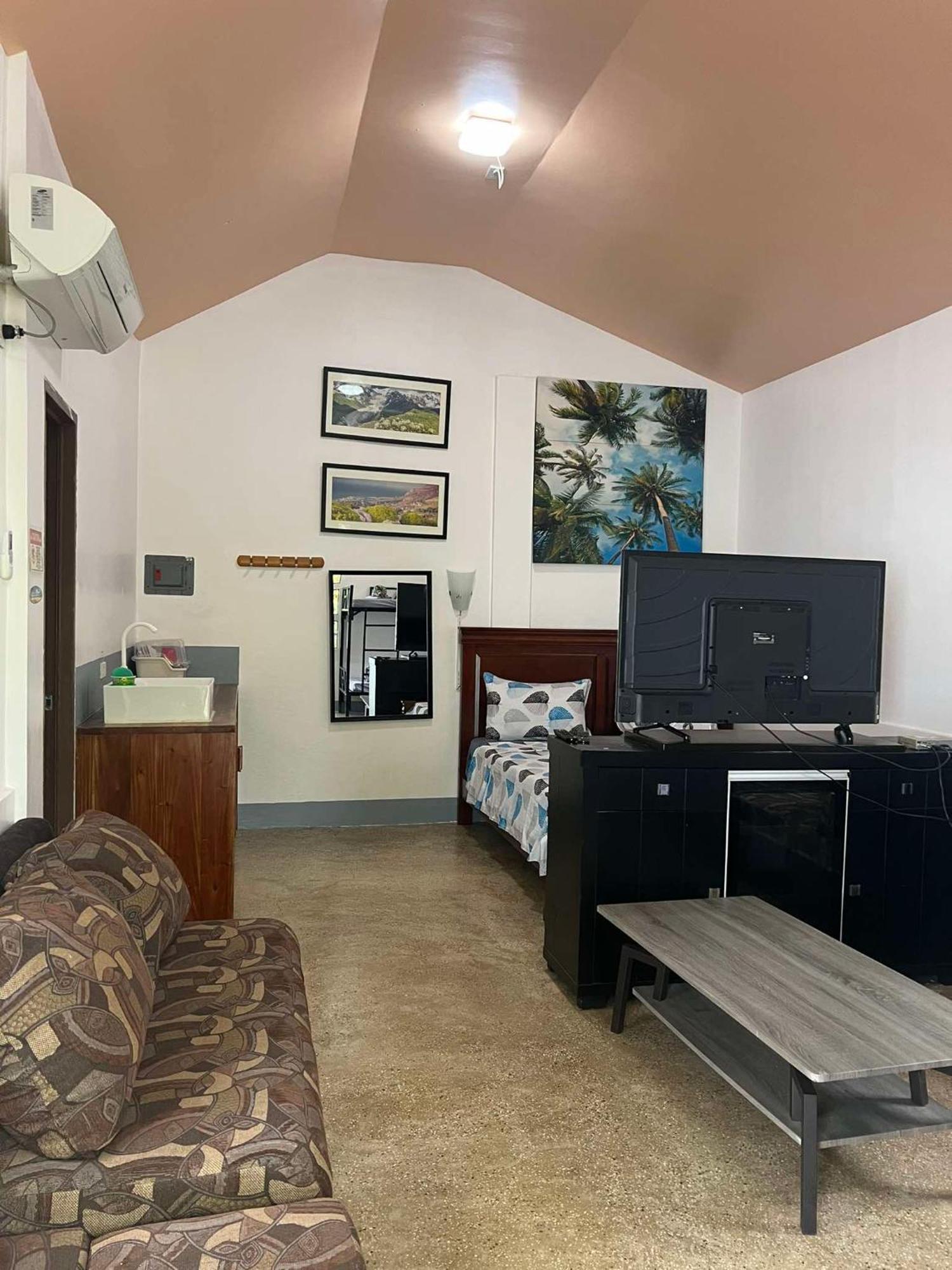 Ice Bear Bar & Tourist Inn Dauis Phòng bức ảnh