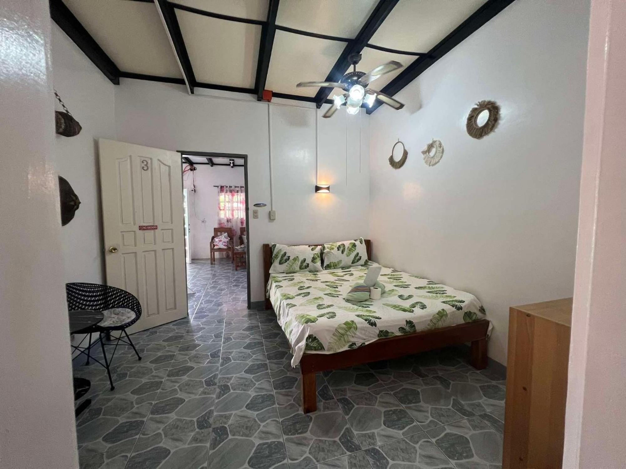 Ice Bear Bar & Tourist Inn Dauis Phòng bức ảnh