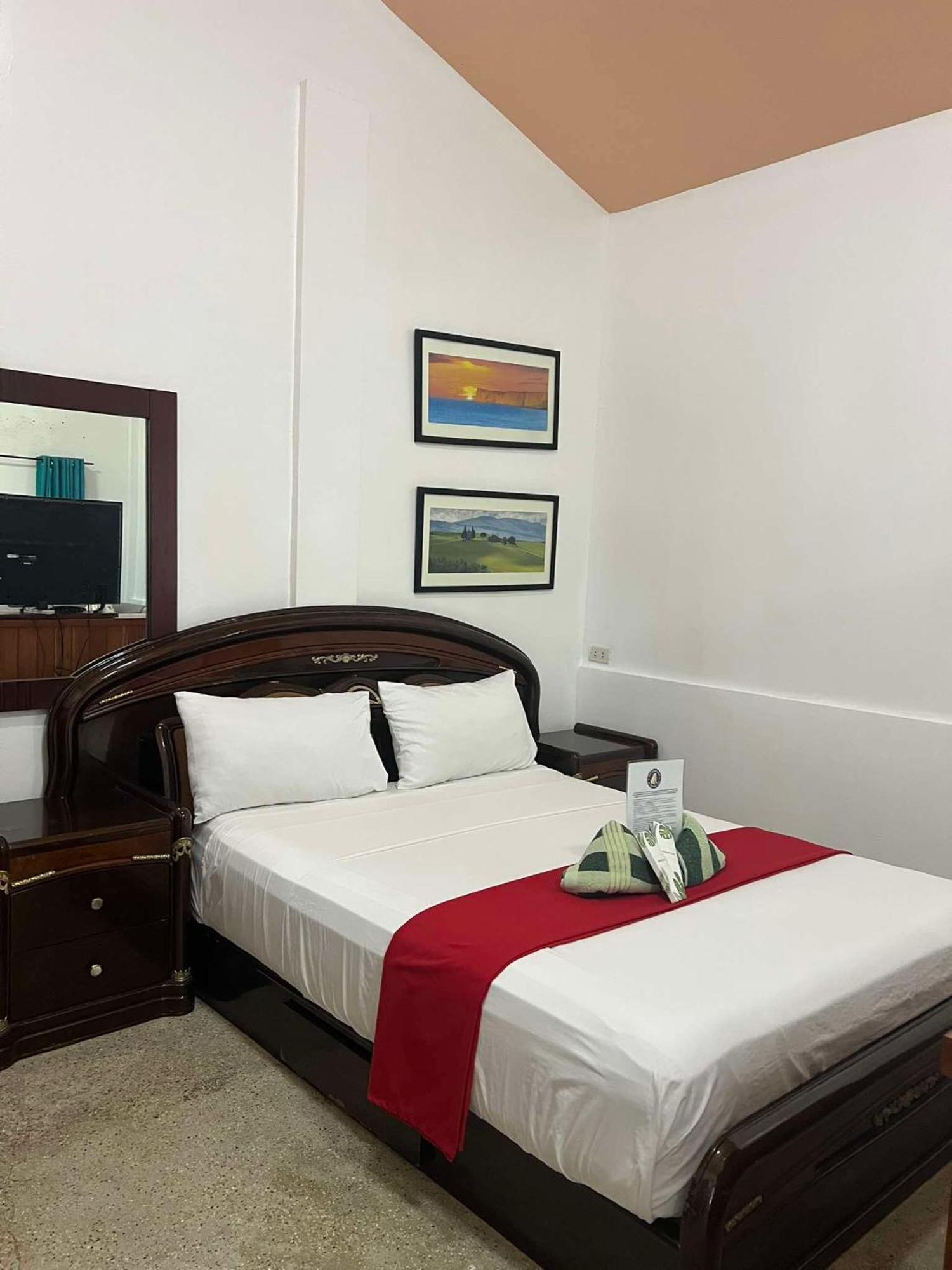 Ice Bear Bar & Tourist Inn Dauis Phòng bức ảnh