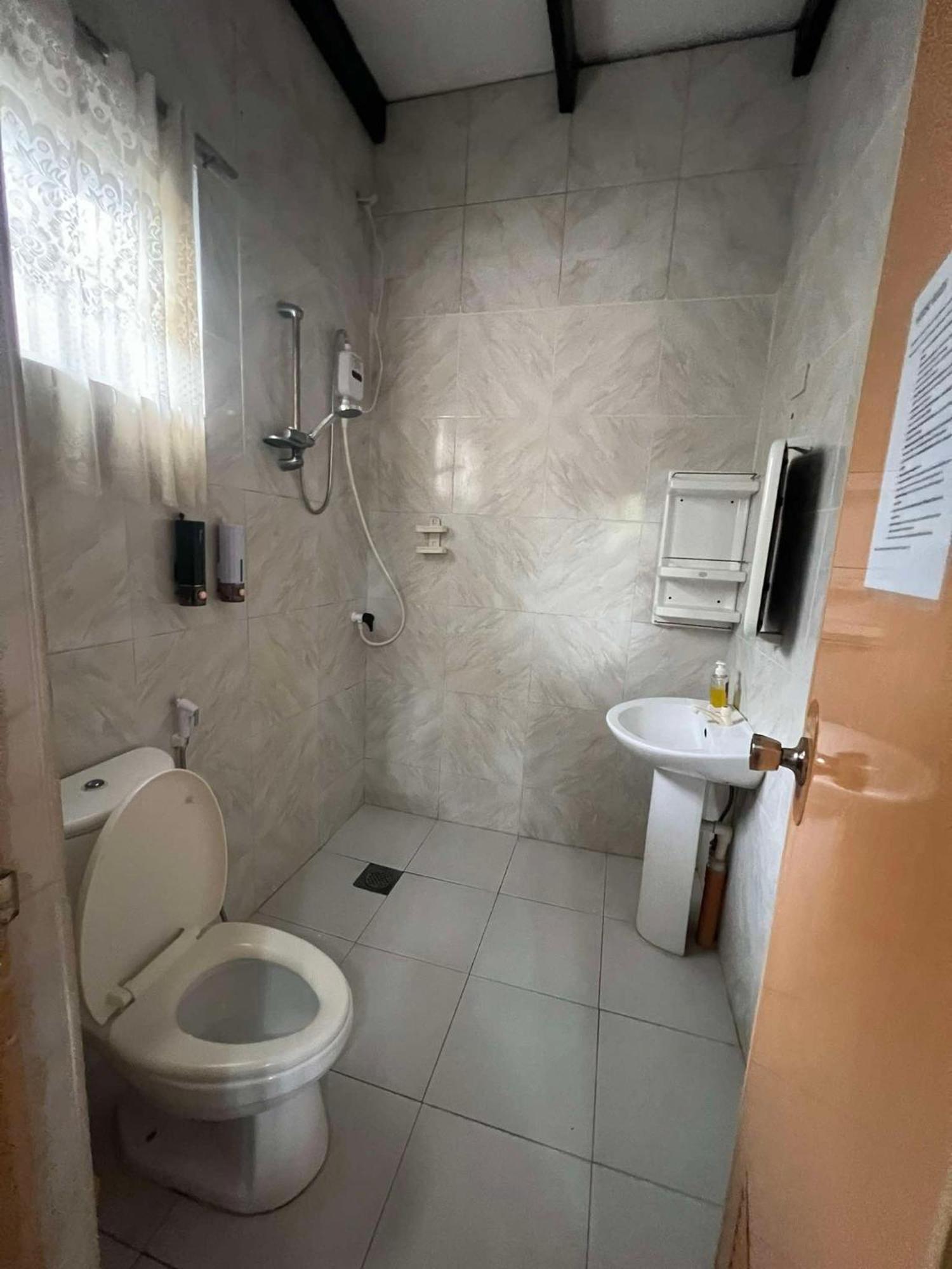 Ice Bear Bar & Tourist Inn Dauis Phòng bức ảnh
